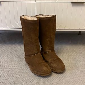 Bear paw boots in size US 9